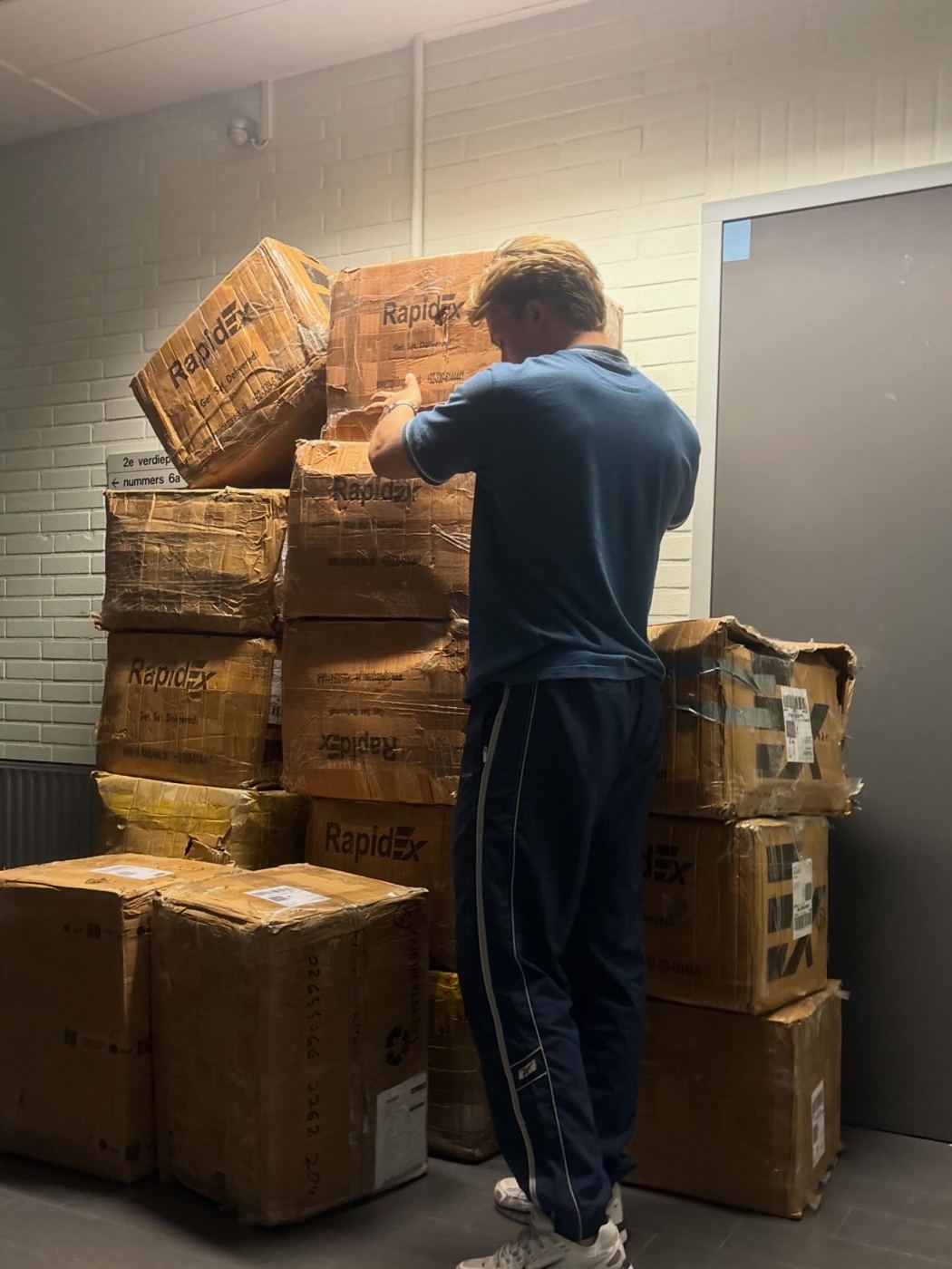 Een nieuwe levering dozen openmaken