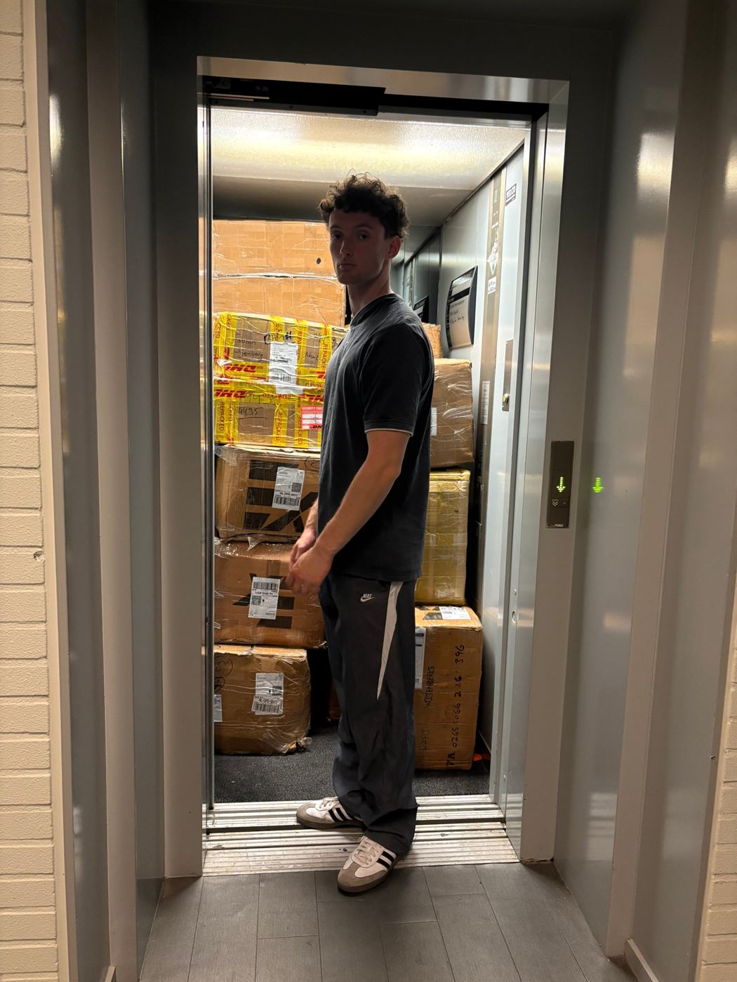 Een lift volgeladen met dozen voorraad