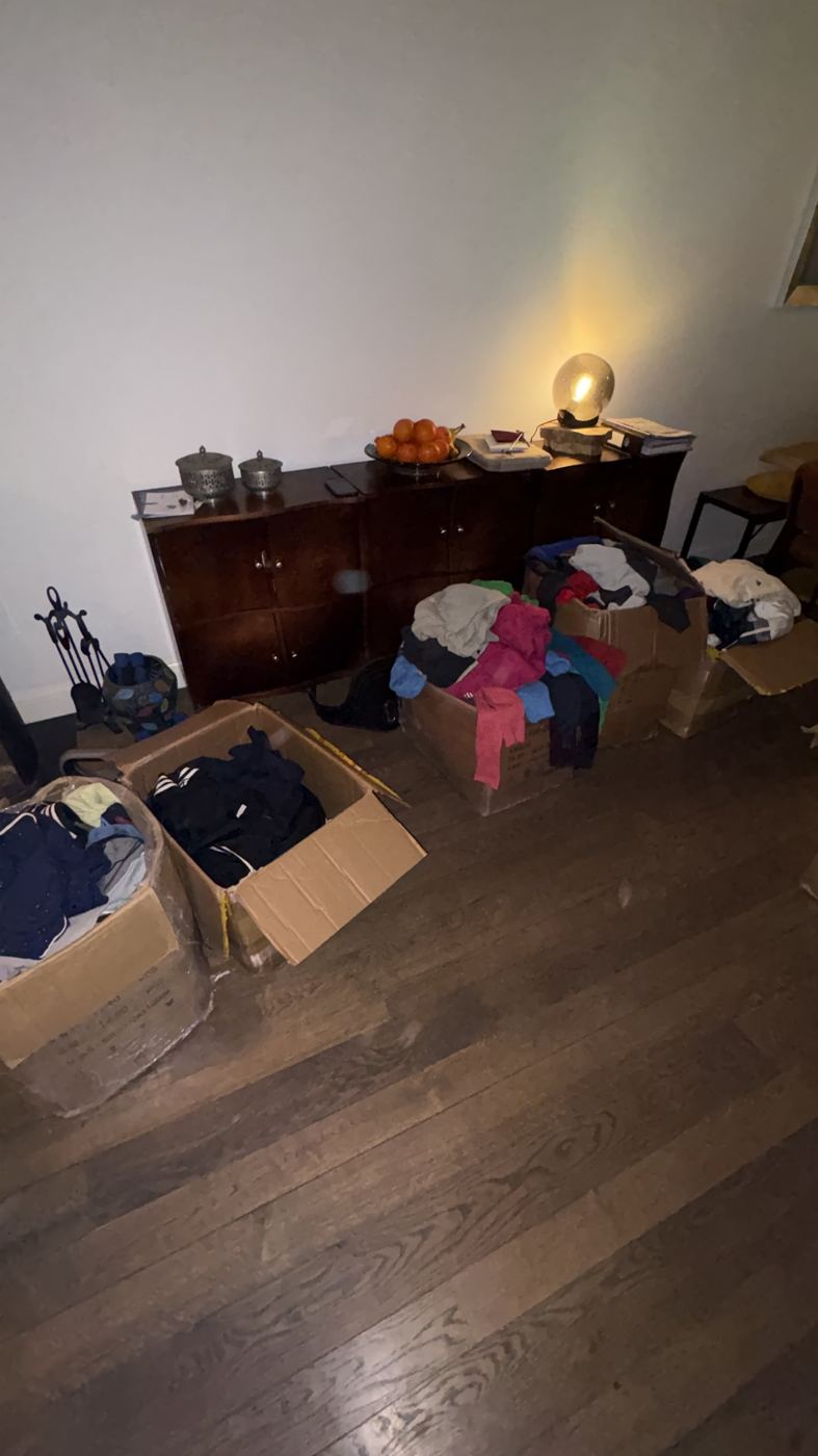 De eerste dozen met vintage kleding, thuis in de woonkamer