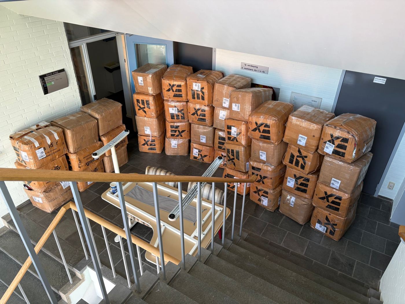 Het trappenhuis vol dozen met nieuwe voorraad